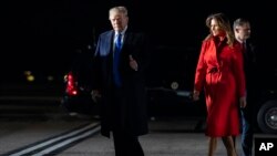 El presidente Donald y la primera dama Melania Trump llegan al aeropuerto Stansted de Londres para asistir a la cumbre de la OTAN.