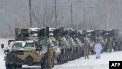 Transporte blindado de personal (APC) de la 92ª brigada mecanizada separada de las Fuerzas Armadas de Ucrania se trasladan a estacionar en su base cerca de la aldea de Klugino-Bashkirivka, en la región de Kharkiv el 31 de enero de 2022.
