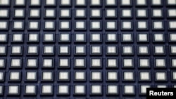 资料照片: 2021年10月15日马来西亚怡保芯片封装公司的半导体芯片