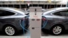 Archivo. Dos autos eléctricos Tesla Model X recargan sus baterías en Berlín, Alemania, el 13 de noviembre de 2019.