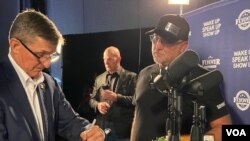 General u penziji Majkl Flin potpisuje autograme na mitingu "Probudimo ponovo Ameriku" (Foto: Kerolin Presuti/VOA)