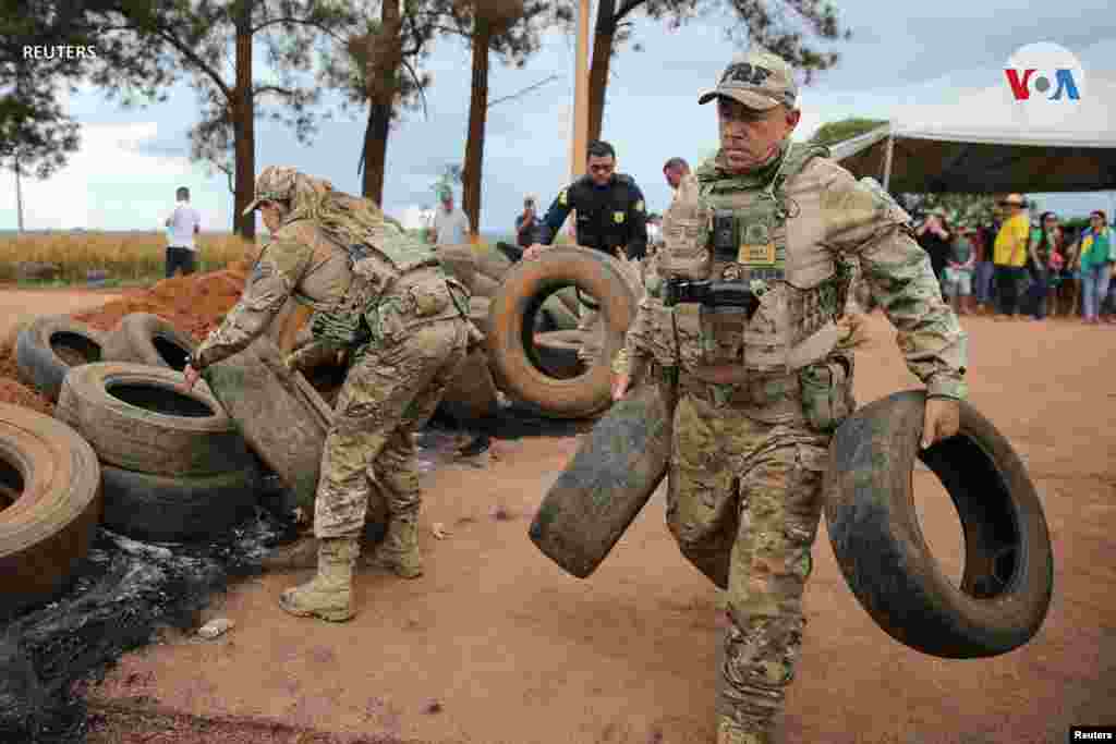 Agentes de la Policía Federal de Carreteras retiran neumáticos en la carretera BR-251 durante una protesta contra el presidente electo de Brasil, Luiz Inacio Lula da Silva, quien ganó un tercer mandato tras la segunda vuelta de las elecciones presidenciales, en Planaltina, Brasil, el 1 de noviembre de 2022.