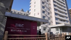 Seorang penjaga keamanan memantau pintu masuk ke kompleks Diplomatik Jianguomen, alamat terakhir Lembaga penyiaran publik Kanada CBC di Beijing, Kamis, 3 November 2022. (AP/Andy Wong)