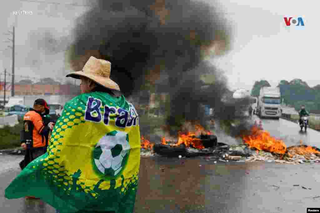 Camioneros simpatizantes del presidente de Brasil Jair Bolsonaro bloquean una carretera durante una protesta en rechazo a los resultados electorales, en Curitiba, en el estado de Paraná, Brasil 1 de noviembre de 2022. REUTERS/Rodolfo Buhrer.