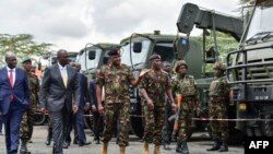 Le président kenyan William Ruto et son adjoint Rigathi Gachagua avec les soldats des Forces de défense du Kenya déployés en RDC dans le cadre de la Communauté de l'Afrique de l'Est Regional (EARDC) à la garnison Embakasi à Nairobi le 2 novembre 2022.