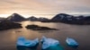 Grandes icebergs flotan mientras sale el sol cerca de Kulusuk, Groenlandia, el 16 de agosto de 2019.