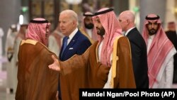 Predsjednik Džo Bajden i saudijski prestolonasljednik Mohamed bin Salman prilikom održavanja sastanka Savjeta za saradnju zaljevskih zemalja, u gradu Džeda u Saudijskoj Arabiji.