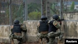 Soldados vigilan una puerta después de que varios reclusos murieran en peleas entre pandillas, en Guayaquil, Ecuador, el 2 de noviembre de 2022.
