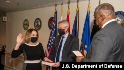 希克斯(Kathleen Hicks，左)2021年2月9日宣誓就任國防部副部長（美國國防部照片）