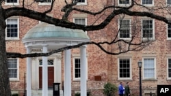 រូប​ឯកសារ៖ មនុស្សម្នា​រើ​របស់របរ​ចេញ​ពី​បរិវេណ​សាកលវិទ្យាល័យ North Carolina នៅ​ក្នុង​ក្រុង Chapel Hill រដ្ឋ North Carolina កាលពី​ថ្ងៃទី១៨ ខែមីនា ឆ្នាំ២០២០។