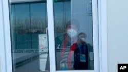 美联社记者约翰.莱切斯特（John Leicester ）在被检测出新冠病毒感染阳性后被隔离。（2022年2月5日）