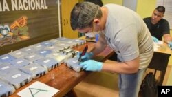 Поліцейський відкриває вантаж кокаїну, знайдений в прибудові російського посольства. Фото Міністерства безпеки Аргентини, 2016