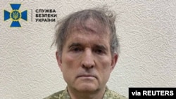 Arhiva - Viktor Medvedčuk, proruski ukrajinski političar, nakon što su ga uhapsile ukrajinske bezbednosne snage.