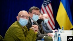 Ministrat Reznikov dhe Kuleba gjatë takimit me Presidentin amerikan Joe Biden në Varshavë (26 mars 2022)