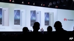 資料照 - 華為客戶業務高管2015年9月2號在德國柏林的消費者電子產品展IFA開幕前介紹華為的Mate S智能手機。