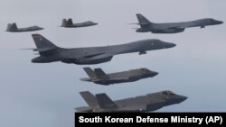 រូបឯកសារ៖ រូបថត​ផ្តល់​ឱ្យ​ដោយ​ក្រសួង​ការពារជាតិ​កូរ៉េខាងត្បូង​នេះ​បង្ហាញ​យន្តហោះ​ទម្លាក់​គ្រាប់បែក B-1B និង​យន្តហោះចម្បាំង F-22 របស់​សហរដ្ឋ​អាមេរិក និង​យន្តហោះ​ចម្បាំង F-35​ របស់​កូរ៉េខាងត្បូង នៅ​ក្នុង​សមយុទ្ធ​មួយ​នៅ​កូរ៉េខាងត្បូង កាល​ពី​ថ្ងៃ​​ទី​១ ខែ​មករា ឆ្នាំ​២០២៣។