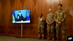 烏克蘭總統澤連斯基通過視頻對在德國拉姆施泰因空軍基地召開的烏克蘭聯絡組會議發表講話。美國軍人站在屏幕旁。(2023年1月20日)