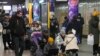La gente se reúne en una estación de metro que se utiliza como refugio antiaéreo durante un ataque con cohetes en Kiev, Ucrania, el 26 de enero de 2023.
