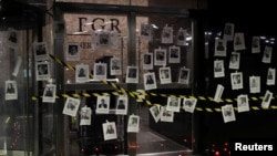 کنشگران و روزنامه‌نگاران در اقدامی نمادین تصاویر شماری از روزنامه‌نگاران کشته شده را روی در ورودی دفتر دادستانی کل مکزیک به نمایش گذاشته‌اند (مرداد ۱۴۰۱)