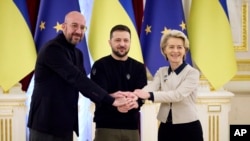 Predsednik Evropskog saveta Šarl Mišel, ukrajinski predsednik Volodimir Zelenski i predsednica Evropske komisije Ursula fon der Lajen na samitu u Kijevu, 3. februara 2023. 