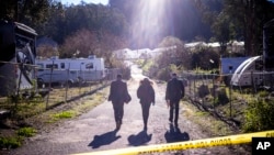 中情局特工走向加州半月湾一个农场的枪案现场。（2023年1月24日）