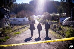 中情局特工走向加州半月灣槍擊案兇嫌趙春利工作的農場。（2023年1月24日）