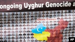 2022年10月1日是中國共產黨在中國建立政權的第73個紀念日。而一些屬於“東土耳其斯坦覺醒運動”的人士則在美國總統府白宮外面舉著標語，集會抗議中共的統治。