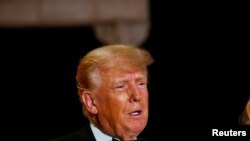 Mantan Presiden AS Donald Trump menggelar acara perayaan tahun baru di kediamannya di Mar-a-Lago di Palm Beach, Florida, pada 31 Desember 2022. (Foto: Reuters/Marco Bello)