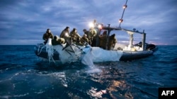 အမေရိကန်ပြည်ထောင်စု တောင်ကယ်ရိုလိုင်းနားပြည်နယ် Myrtle ကမ်းလွန်မှာ ပစ်ချခံထားရတဲ့ တရုတ်ထောက်လှမ်းရေးမိုးပျံပူပေါင်းအပိုင်းအစများကို အမေရိကန်ရေတပ်ကဆယ်ယူနေစဉ် (ဖေဖော်ဝါရီ ၅၊ ၂၀၂၃)