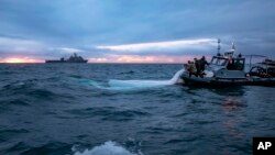 美国海军提供的图像显示隶属第2拆弹大队的水兵在南卡罗莱纳州美特尔海滩附近海域打捞被击落的中国气球残骸。(2023年2月5日)