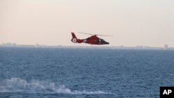 Helikopter Američke obalne straže leti iznad mjesta na kojem je pao kineski špijunski balon, 4. februar 2023. (Jerry Ireland/U.S. Navy/AP)