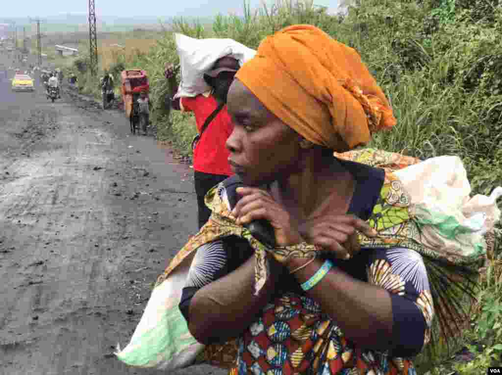 Wakazi wa Masisi wakikimbilia mjini Goma. Picha na Mwandishi wetu Austere Malivika.