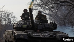 Militares ucranianos viajan sobre un tanque cerca de la ciudad de Bakhmut, en la región oriental de Donetsk, en Ucrania, el 20 de enero de 2023, en medio de la invasión de Rusia a su vecino.