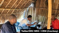 Denis Kadima (G1),Afisa wa Tume ya Uchaguzi (CENI) akiandikisha wapiga kura. (Twitter/CENI RDC) 