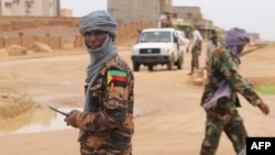 Des combattants du Mouvement National de Libération de l'Azawad (MNLA), essence lors du Congrès pour la Fusion des Mouvements à Kidal le 28 août 2022.