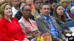 Elisabeth Karba (izq.) de Austria, Jacqueline Powis, de Jamaica, y Arístides Abraham de México, junto a otros inmigrantes en el juramento de naturalización en una ceremonia del Servicio de Ciudadanía e Inmigración de EEUU en Los Ángeles, EEUU, el 20 de septiembre de 2017.