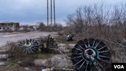 赫爾松國際機場遍佈的飛機引擎和其它部件殘骸，反映了烏軍對當時駐紮在機場的俄軍的猛烈攻擊。(2023年2月5日，美國之音博夏特拍攝)
