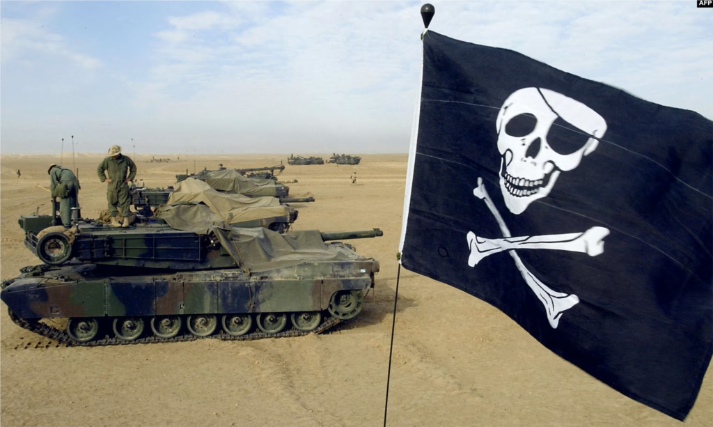 Los reservistas del Cuerpo de Marines de EEUU vuelan su "Jolly Roger" en un tanque M1A1 Abrams en el campamento Grizzly del Cuerpo de Marines de EEUU, en Kuwait, el 16 de febrero de 2003. El Abrams ha pasado por varias actualizaciones, dando como resultado las versiones M1, M1A1 y M1A2, cada una con mejoras en armamento, protección y electrónica.