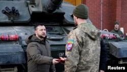 英國首相辛偉誠和烏克蘭總統澤連斯基在英國多塞特郡盧沃思營訓練基地會晤接受挑戰者2坦克訓練的烏克蘭軍人。(2023年2月8日)