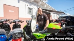 José Blanco llegó a EEUU desde Santa Clara, Cuba, a inicios de enero. En la isla tenía una "motorina eléctrica" y ahora en Miami usa una scooter como medio asequible para moverse.