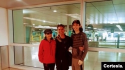 Indira Solís (a la izquierda), se reúne con su hijo Jorge Zamora (centro), luego de haber aplicado al parole humanitario de EEUU. [Foto: Cortesía]