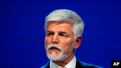 2023年1月28日，捷克共和國當選總統彼得·帕維爾在捷克共和國布拉格向他的支持者致意。（美聯社照片）