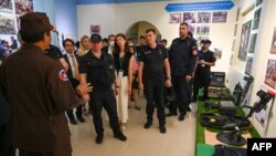 អ្នកដោះមីន​អ៊ុយក្រែន​ស្តាប់​លោក ហេង រតនា ដែល​ជា​អគ្គនាយក​នៃ​មជ្ឈមណ្ឌល​សកម្មភាព​កម្ចាត់​មីន​កម្ពុជា (CMAC) នៅ​ពេល​លោក​ថ្លែង​នៅ​សារមន្ទីរ​សន្តិភាព​នៃ​សកម្មភាពកម្ចាត់​មីន​ក្នុង​ខេត្តសៀមរាប ប្រទេស​កម្ពុជា នៅ​ថ្ងៃទី២០ ខែមករា ឆ្នាំ២០២៣។