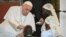 Papa Francis (kushoto) akimbariki mtoto alipokutana na waathiriwa wa ghasia zinazoendelea mashariki mwa DRC Jan 31, 2023