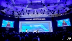 La primera dama de Ucrania, Olena Zelenska, aparece en pantallas de video mientras pronuncia un discurso en el Foro Económico Mundial en Davos, Suiza, el 17 de enero de 2023.
