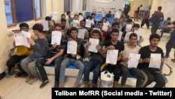 وزارت مهاجرین و عودت‌کنندگان حکومت طالبان گفته است که این افراد به دلیل نداشتن مدارک قانونی توسط نیروهای پولیس عراق بازداشت و از ماه‌ها به این‌سو در محابس آن کشور زندانی بودند.