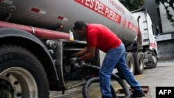 El economista Jesús Casique asegura que los fondos excedentarios que han recibido las administraciones de Hugo Chávez y Nicolás Maduro por petróleo se despilfarraron hasta el punto de permitir que el país entrara en un proceso de depresión económica.
