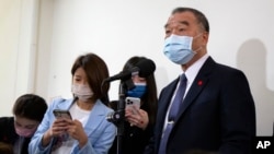 台湾国防部长邱国正在台北举行的记者会上讲话。（2022年3月10日）