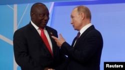 FILE - Rais wa Russia Vladimir Putin na Rais wa Afrika Kusini Cyril Ramaphosa wakiongea wakati wa Mkutano wa Africa -Russia katika hoteli ya Black Sea, Sochi, Russia, Oct. 23, 2019.