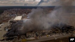 រោងចក្រ​មួយ​និង​ហាង​មួយ​ត្រូវ​ឆេះ​ក្រោយ​ពី​​រង​ការ​បាញ់​ផ្លោង​នៅ​តំបន់ Irpin នៅ​ជាយ​រដ្ឋធានី​​កៀវ​របស់​អ៊ុយក្រែន កាល​ពី​ថ្ងៃ​ទី​៦ ខែ​មីនា ឆ្នាំ​២០២២។ 